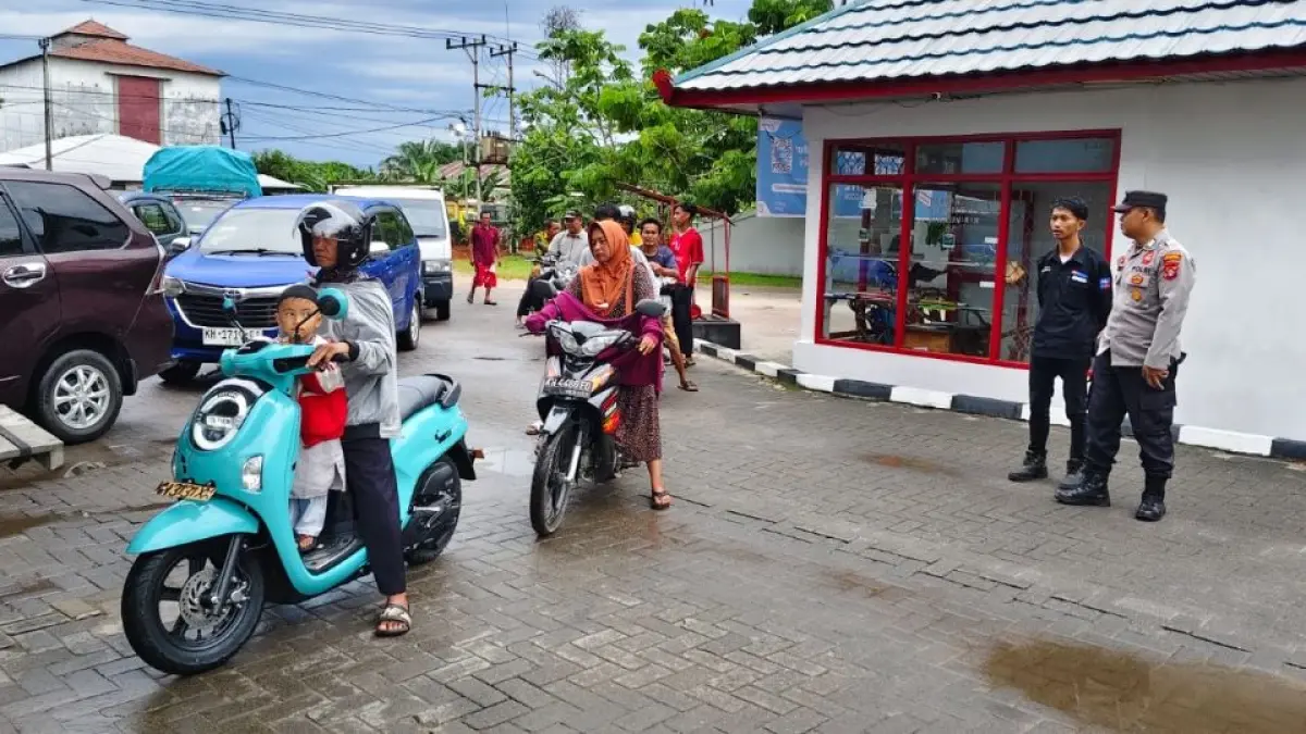 
PENGAWASAN :  Personel Polsek Jaya Karya mengawasi penyaluran BBM bersubsidi di SPBU Samuda. FOTO: POLRES KOTIM/RADAR SAMPIT
