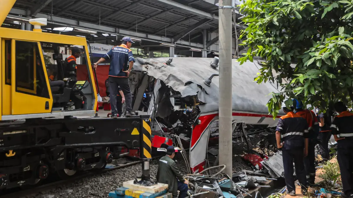 Petugas mengevakuasi gerbong KRL Commuterline dan KA Argo Bromo Anggrek relasi Gambir-Surabaya Pasar Turi pascakecelakaan di Stasiun Bekasi Timur, Bekasi, Jawa Barat, Selasa (28/4/2026). (Salman Toyibi/Jawa Pos)