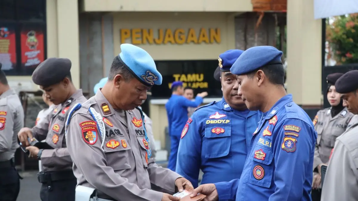 RAZIA : Propam Polres Kotim memeriksa kelengkapan anggota di Mapolres Kotim, Kamis (30/4/2026). FOTO: POLRES KOTIM/RADAR SAMPIT