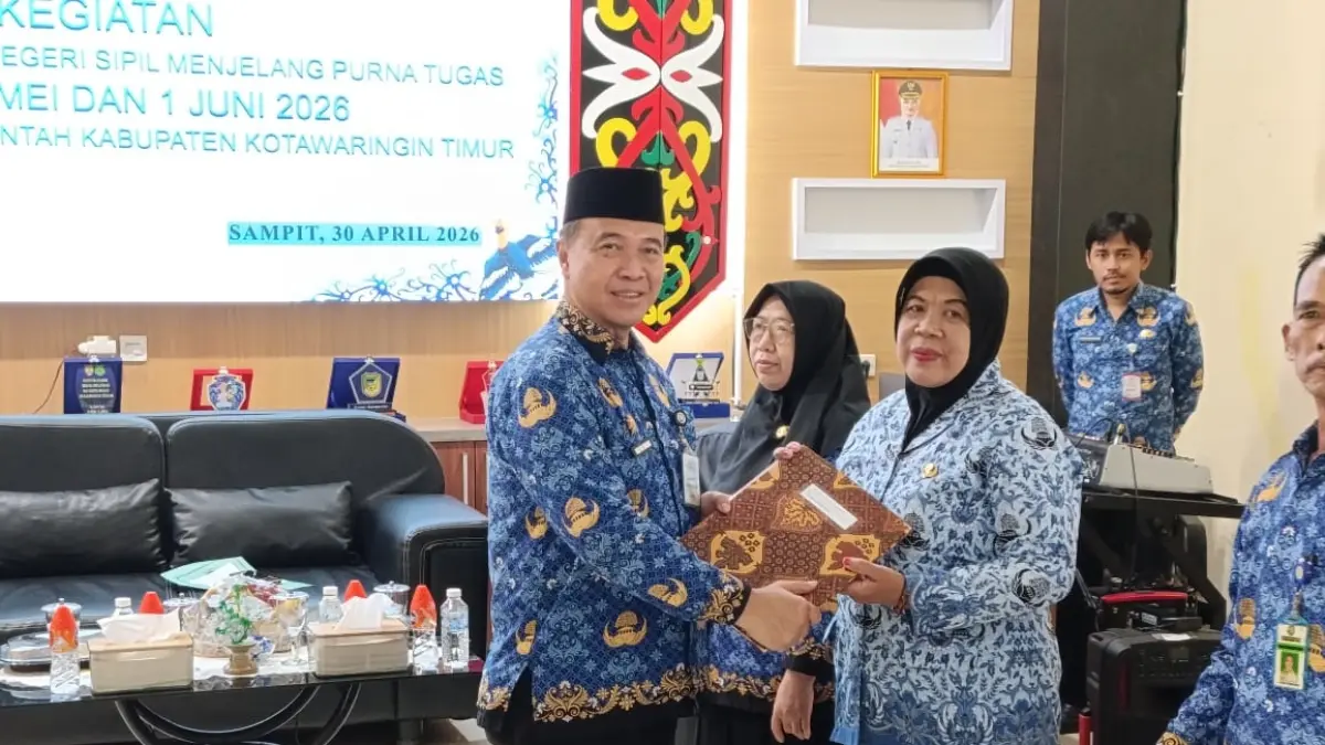Staf Ahli Bupati Kotim Wim RK Benung melepas ASN yang akan memasuki masa purna tugas, Kamis (30/4). (YUNI/RADAR SAMPIT) 