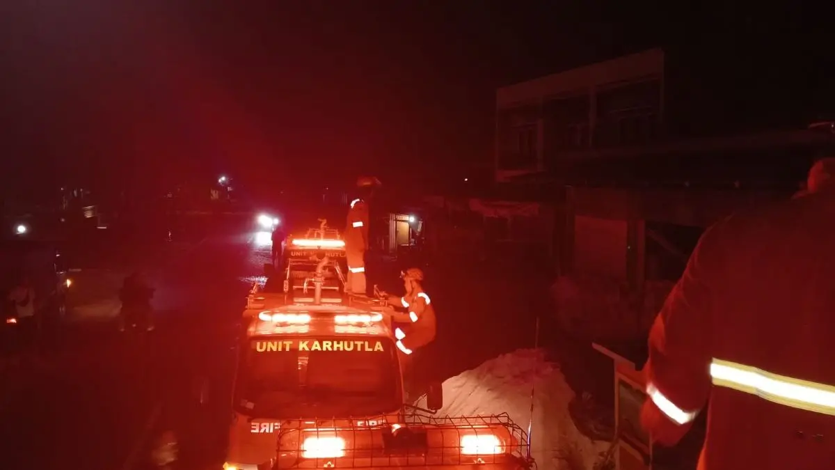TERBAKAR: Regu Damkar tiba di lokasi satu rumah yang nyaris terbakar di Jalan Jenderal Sudirman, Kelurahan Sidorejo, Kecamatan Arut Selatan, Kobar, Kamis (30/4/2026) malam. FOTO: DAMKAR KOBAR/RADAR SAMPIT 
