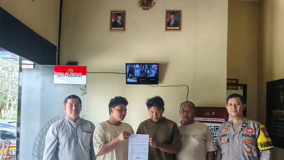 MEDIASI: Dua pemuda Ridho dan Rahman bersepakat damai di Mapolsek Jaya Karya, Sabtu (2/5) siang. (Humas Polres/Radar Sampit)