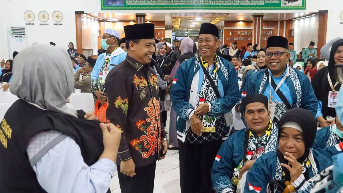 Wakil Bupati Seruyan, Supian mendampingi jemaah calon haji hingga ke asrama. (prokom/radar sampit)