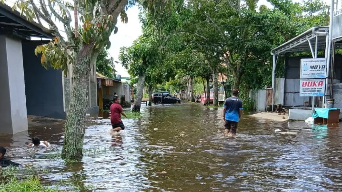 Banjir merendam salah satu jalan di Sampit, Kabupaten Kotawaringin, Minggu (3/5/2026). (BPBD Kotim)&nbsp;