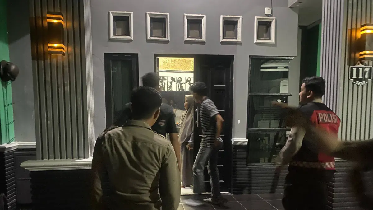 DATANGI LOKASI : Personel piket mendatangi lokasi kejadian perkara (TKP) dugaan percobaan pencurian.&nbsp;(polresta/radar sampit)