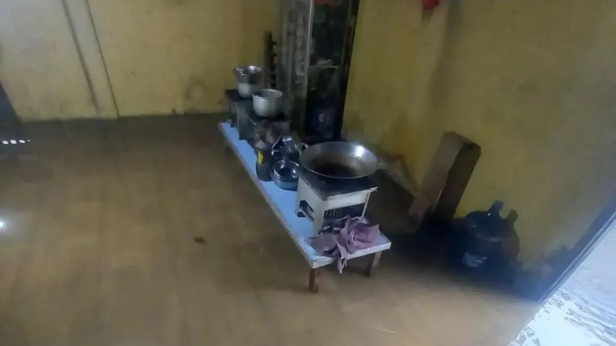 Kondisi salah satu rumah warga di Sampit, air masuk ke dalam rumah hingga menggangu aktivitas keseharian. (Warga/Radar Sampit)