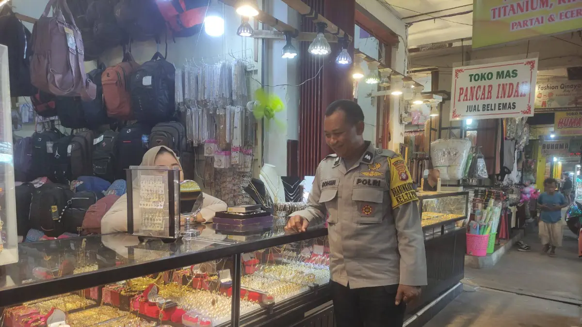 Patroli pencegahan kriminalitas dan premanisme oleh jajaran Polresta Palangka Raya di Pasar Besar, Minggu (3/5).(istimewa/Polresta Palangka Raya)
