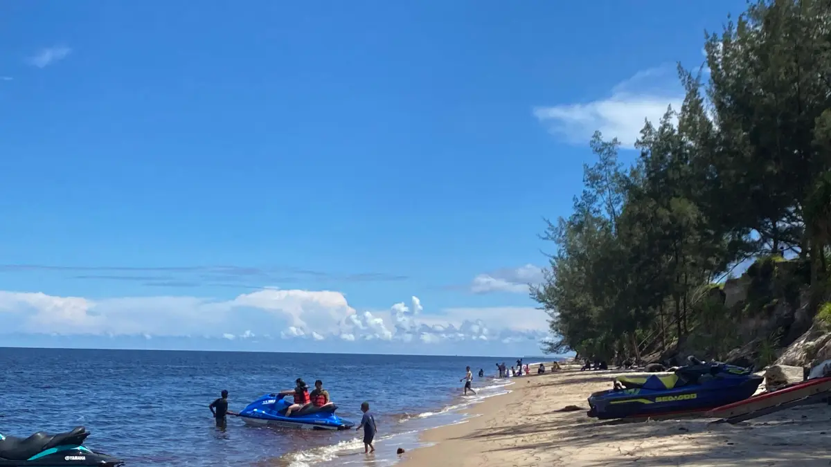 Suasana di salah satu tempat wisata di kawasan Pantai Ujung Pandaran,Kecamatan Teluk Sampit, Sabtu (2/5).(istimewa)