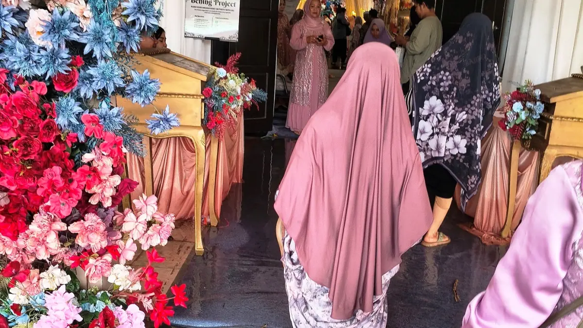 Suasana pesta perkawinan di Gedung Serba Guna Sampit, yang terdampak banjir, Minggu 3/5).(agusjp/radarsampit)