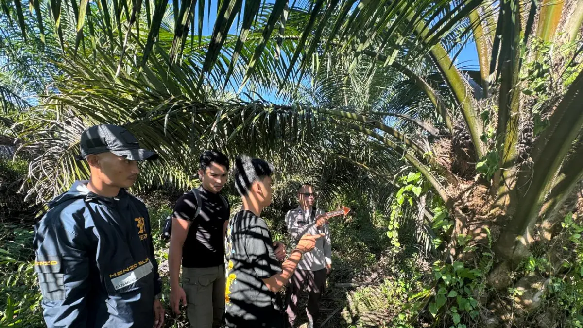 TERTANGKAP: Salah satu pelaku pencurian saat menunjukkan TKP kejahatannya. (polres kotim/radar sampit)