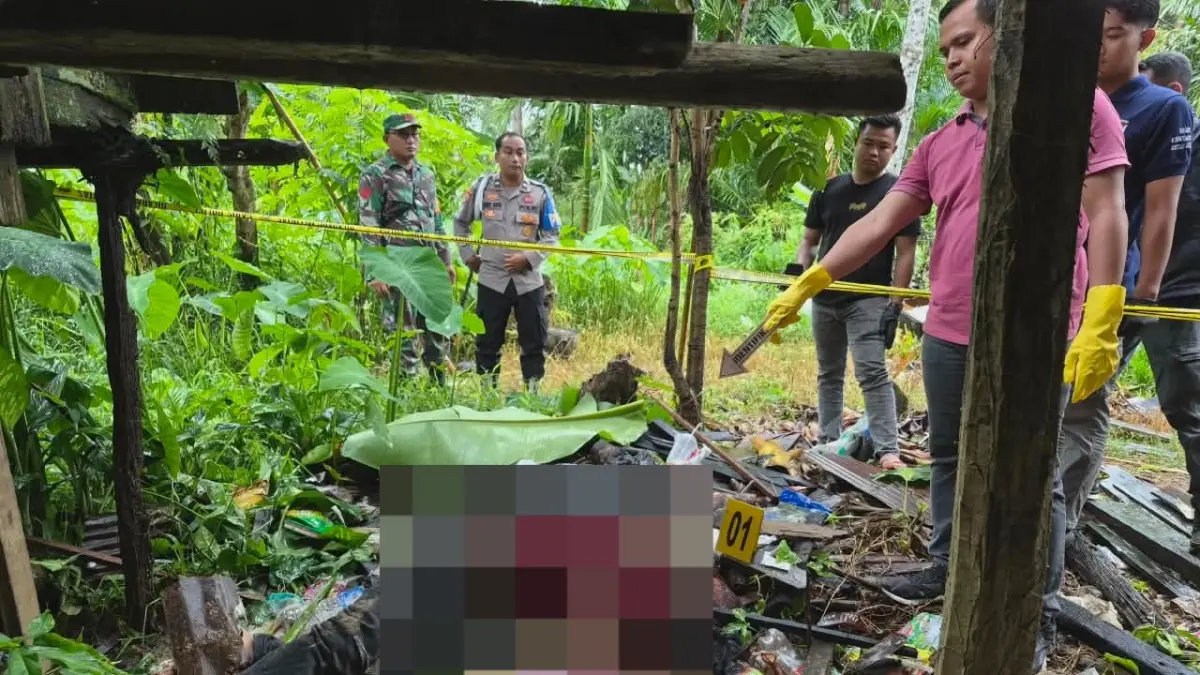 Tim dari Polsek Tewah dan Satreskrim Polres Gumas saat olah TKP penemuan mayat, di Jalan Hentak, RT.006, Kelurahan Tewah, Kecamatan Tewah, Minggu (3/5).(istimewa/Polsek Tewah)
