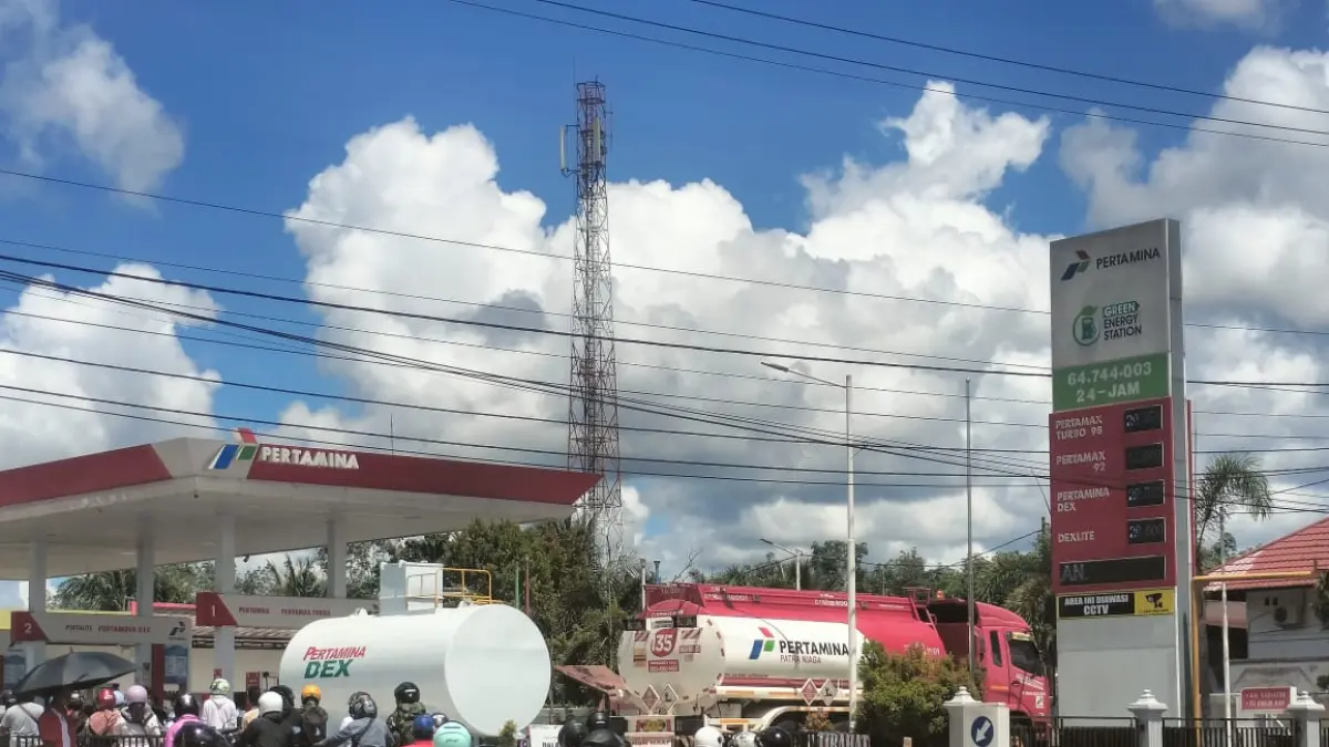 ANTREAN BBM: SPBU di Kabupaten Katingan diserbu pembeli, antrean padat karena harga pelatile di eceran melonjak. (Yuswanto/Radar Sampit)