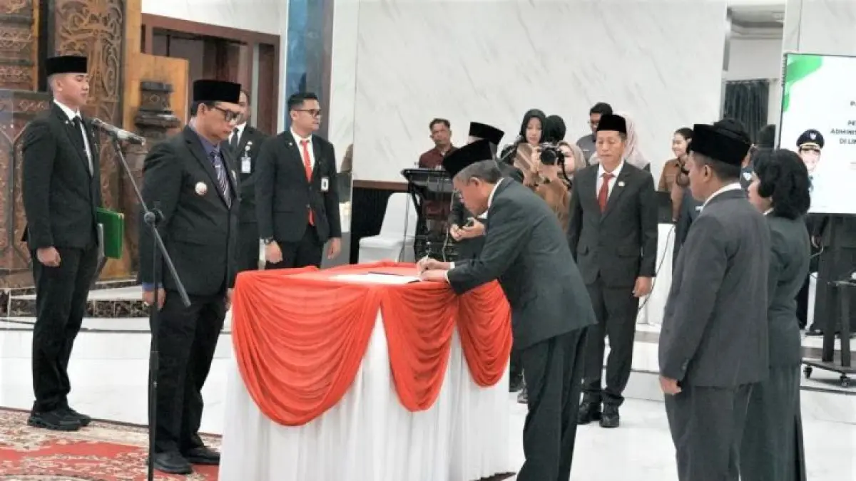 Bupati Barito Utara Shalahuddin melantik sebanyak 136 pejabat eselon II, III dan IV, diantara 136 tersebut 18 orang pejabat eselon II yang dilantik di gedung Balai Antang Muara Teweh, Senin (4/5/2026). Dinas Kominfosandi Barito Utara