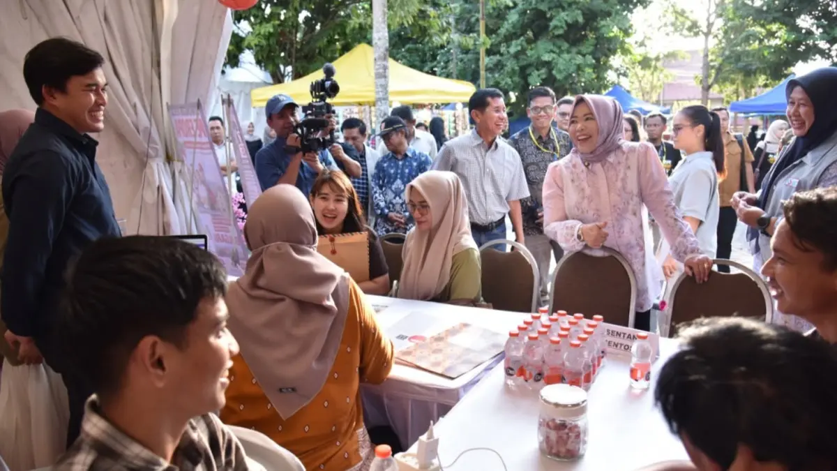 Bupati Kotawaringin Barat Hj Nurhidayah mengunjungi stan job fair di Pangkalan Bun Park. (prokom pemkab kobar) 