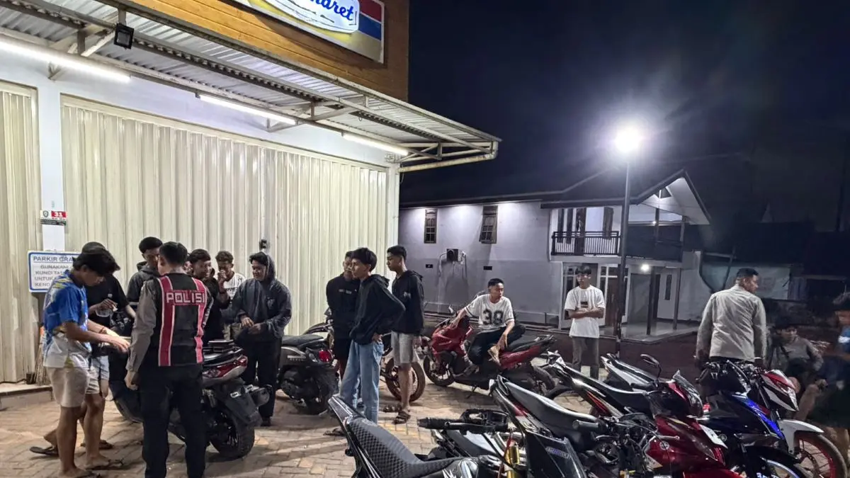 DIAMANKAN: Puluhan kendaraan yang terlibat balap liar diamankan anggota Polsek Parenggean, Sabtu (2/5/2026) malam. FOTO: POLRES KOTIM/RADAR SAMPIT