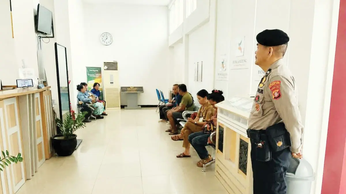 DIJAGA KETAT: Satpamobvit Polresta Palangka Raya melaksanakan penjagaan di salah satu kantor Perbankan, Senin (4/5/2026). FOTO: IST/RADAR SAMPIT