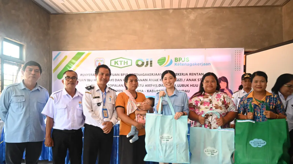 Ibu Hamil dan anak penerima bantuan dari PT. Korintiga Hutani