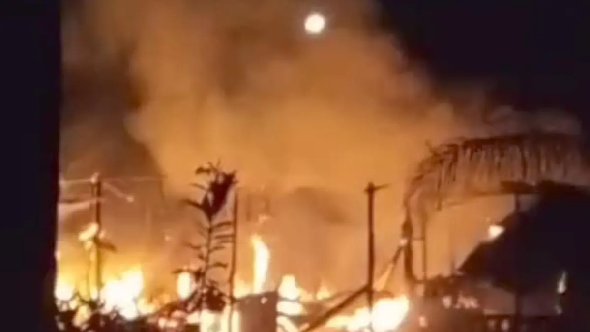 Kebakaran rumah warga di Desa Hanjalipan, Kecamatan Kota Besi, Minggu malam (3/5/2026).&nbsp;