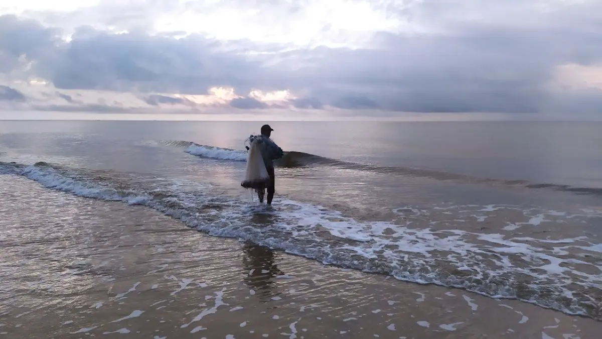 Nelayan berada di tepi Pantai Ujung Pandaran, Kecamatan Teluk Sampit. (Dok.Usay Nor Rahmad/Radar Sampit)