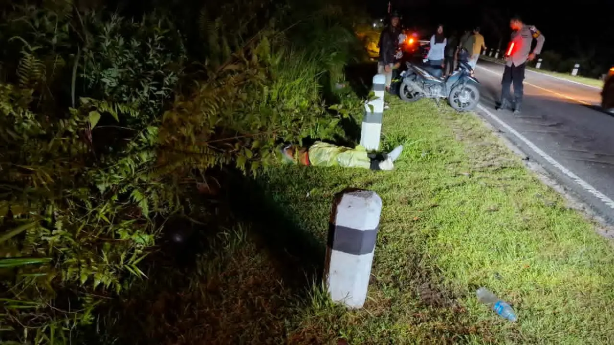 Penanganan Kecelakaan lalu lintas di Jalan Tjilik Riwut Kilometer 29, sebelum Jembatan Tumbang Tahai, Kecamatan Bukit Batu, Minggu (3/5) malam.(istimewa/polresta palangka raya)