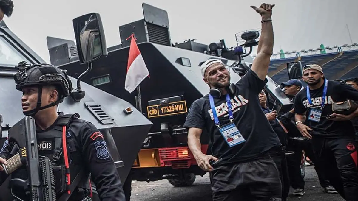 Pengamanan pemain menggunakan kendaraan tempur ketika duel klasik di Super League 2025/2026,  Persija Jakarta kontra Persib Bandung.(net)