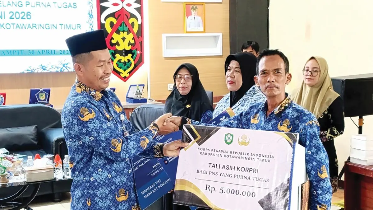 PENSIUN: Kepala BKPSDM Kotim Kamaruddin Makkalepu menyerahkan tali asih kepada PNS yang memasuki masa purna tugas, baru-baru tadi. FOTO: YUNI/RADAR SAMPIT 