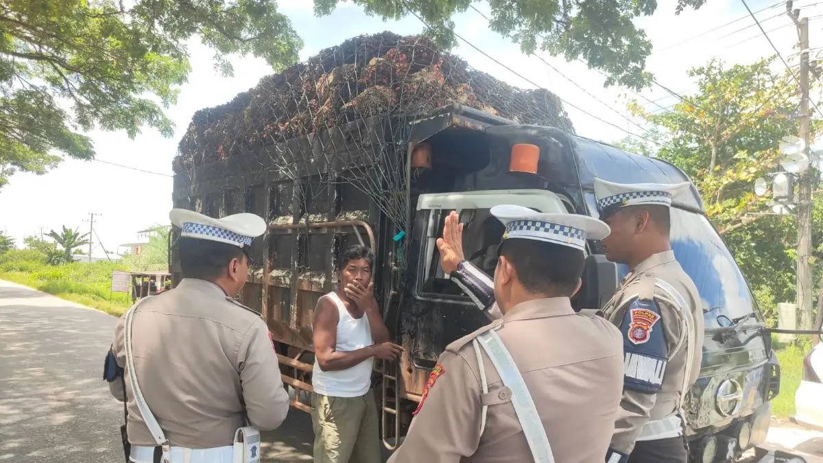 RAZIA : Satlantas Polres Kotim melakukan pemeriksaan kendaraan yang melintas di Jalan Lingkar Selatan, Sampit, belum lama tadi. FOTO: POLRES KOTIM/RADAR SAMPIT