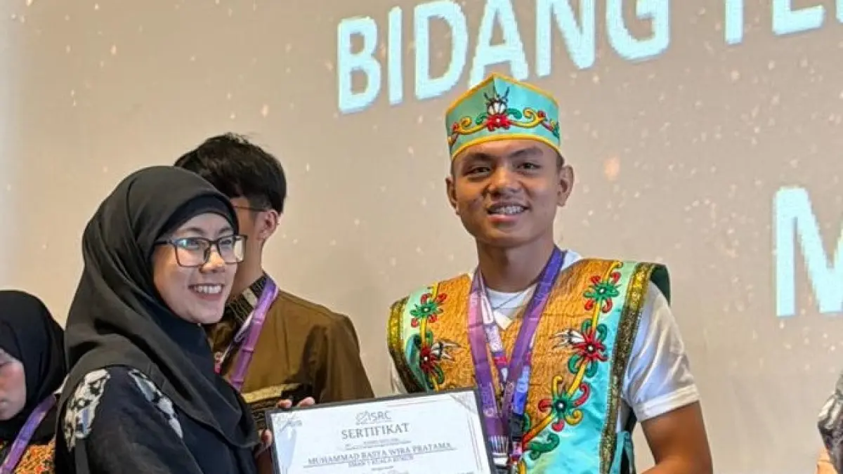 Salah satu siswa SMAN 1 Kuala Kurun yakni M. Rasya Wira Pratama menerima sertifikat juara pada ajang ISRC tahun 2026, pekan lalu. (foto: sman 1 kuala kurun)
