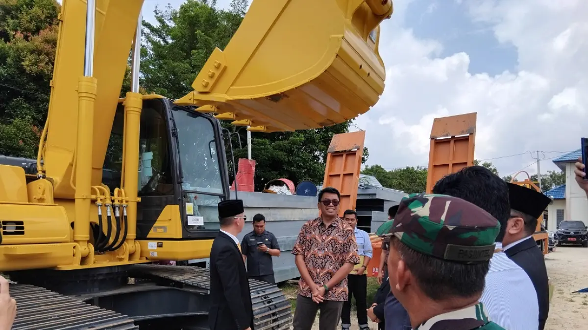 Satu set alat berat yang diterima dan akan digunakan untuk penanganan infrastruktur jalan di Kabupaten Gumas, pekan lalu. (ARHAM SAID/RADAR SAMPIT)