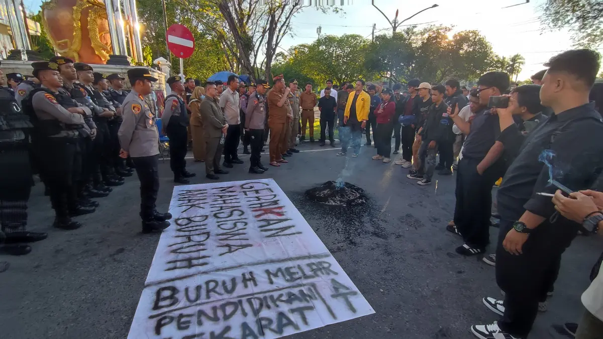 Sejumlah mahasiswa di Palangka Raya yang tergabung dalam Aliansi Gerakan Mahasiswa Anak Buruh saat menyampaikan pendapat terkait kondisi buruh atau pekerja informal di Kalteng, Senin (4/5).(Dodi/radarsampit)