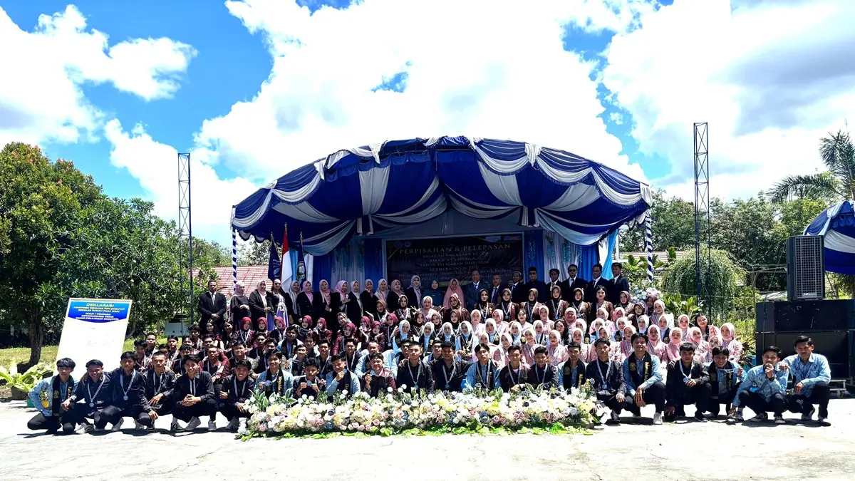 PENYERAHAN KE ORANGTUA: Siswa kelas XII SMAN 1 Cempaga saat pelepasan di halama  sekolah, Senin (4/5/2026). Hadir juga kepala SMAN 1 Cempaga Muhamad Toyep, perwakilan Disdik Provinsi Kalteng dan para undangan.