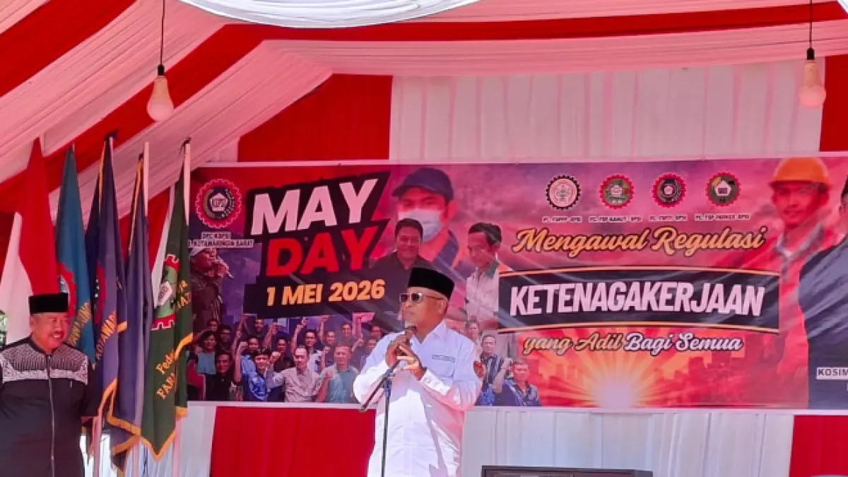 Wakil Bupati Kotawaringin Barat Suyanto memberikan sambutan pada acara Hari Buruh 1 Mei 2026. (foto: prokom pemkab kobar)