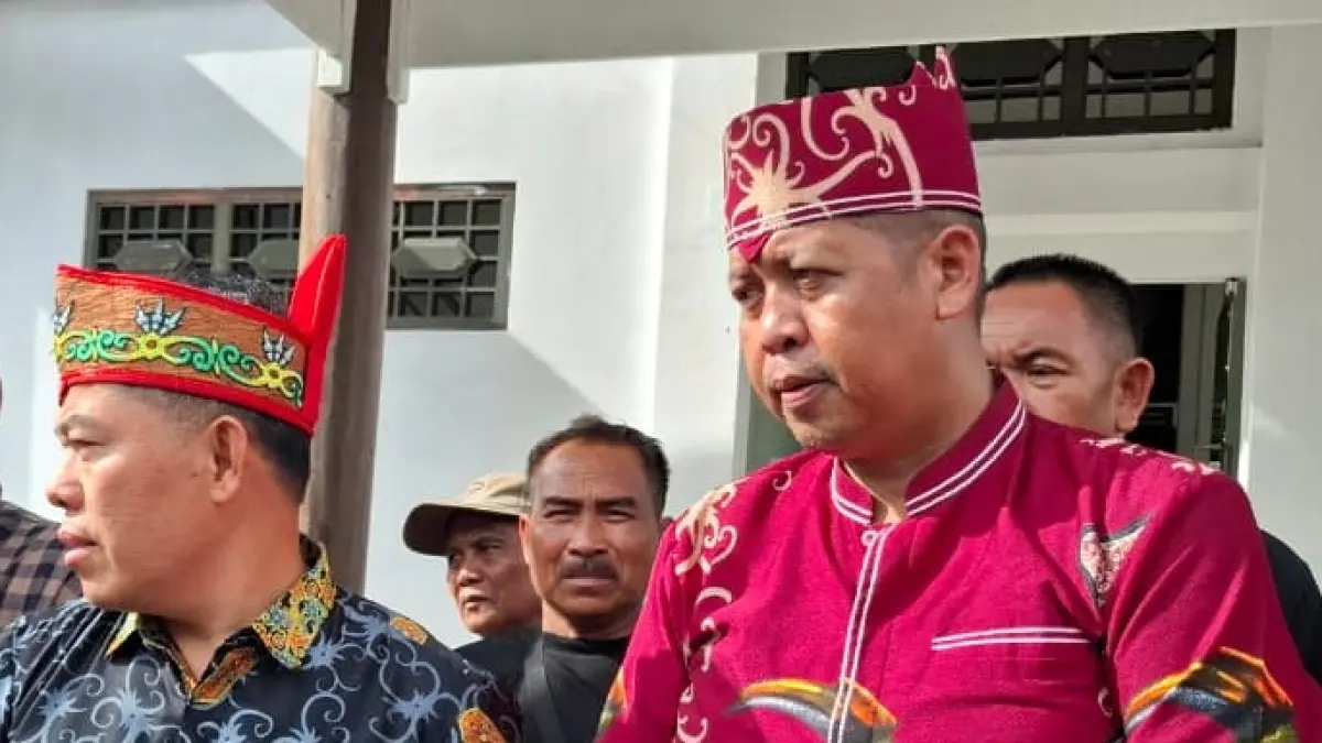 Damang Kecamatan Telawang, Yustinus saat berkomunikasi ke DAD Kotim terkait soal kasus Petrus Limbas.(dok.rado/radarsampit)
