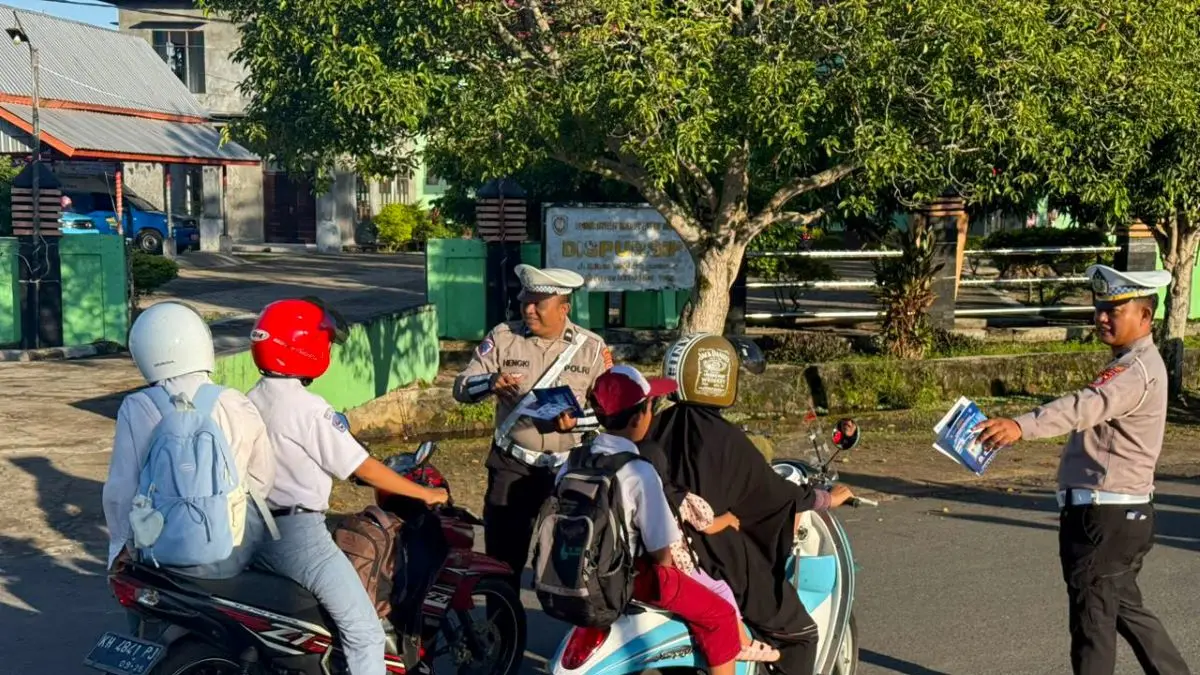 EDUKASI: Satlantas Polres Seruyan memberikan imbauan keselamatan kepada pengendara di Bundaran II, Jalan Jenderal Ahmad Yani, Kuala Pembuang, Senin (4/5/2026). FOTO: RIFANI/RADAR SAMPIT