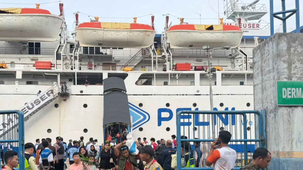 Kedatangan kapal penumpang di Pelabuhan Sampit, yang sebagian besar  terdiri dari kalangan pekerja perantauan. (dok.yuni/radarsampit)
