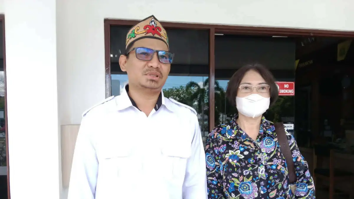 Mantan Direktur Pascasarjana UPR Profesor Yetri Ludang saat mendatangi Kejari Palangka Raya bersama kuasa hukumnya, Ari Yunus Hendrawan.(dodi/radarsampit)