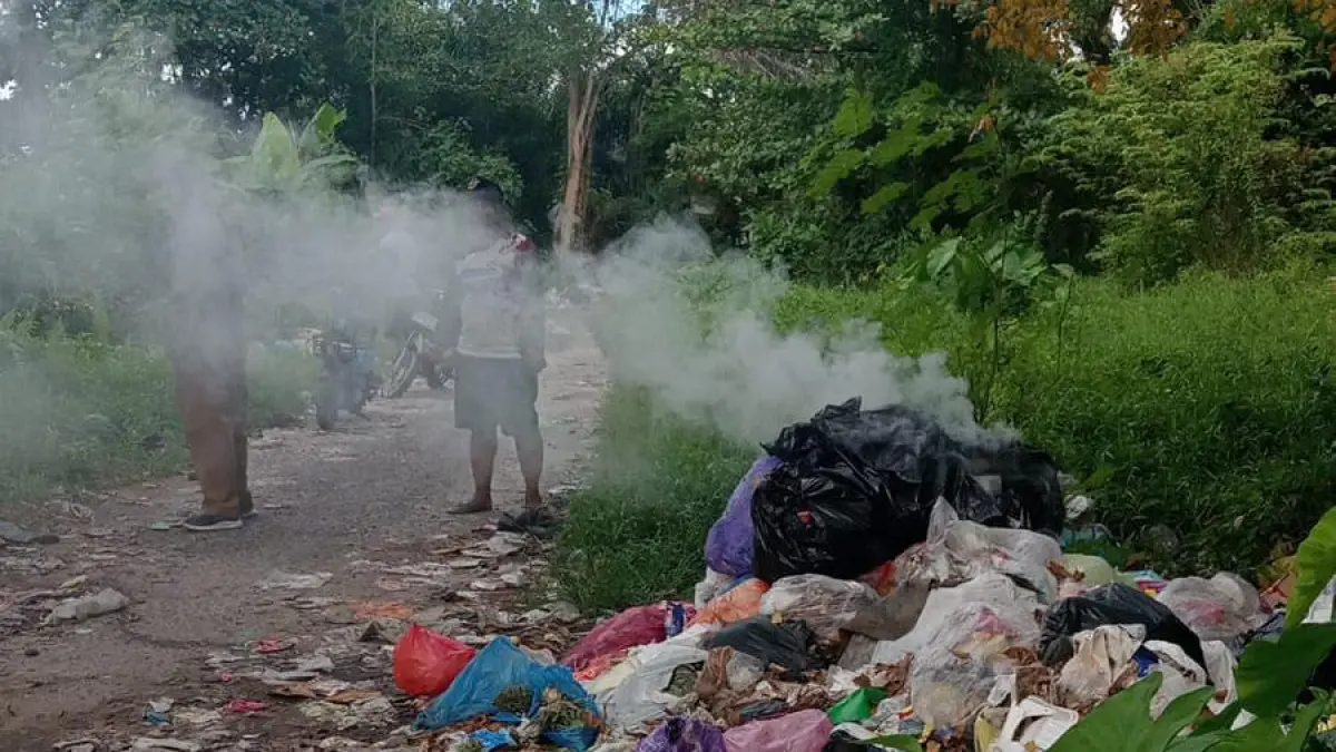 Pembersihan sampah akibat pembuangan liar oknum warga di dekat Taman Kota Sampit, oleh pihak Kelurahan Mentawa Baru Hulu, Kecamatan Mentawa Baru Ketapang, Selasa (5/5/2026). (Kelurahan MB Hulu)&nbsp;