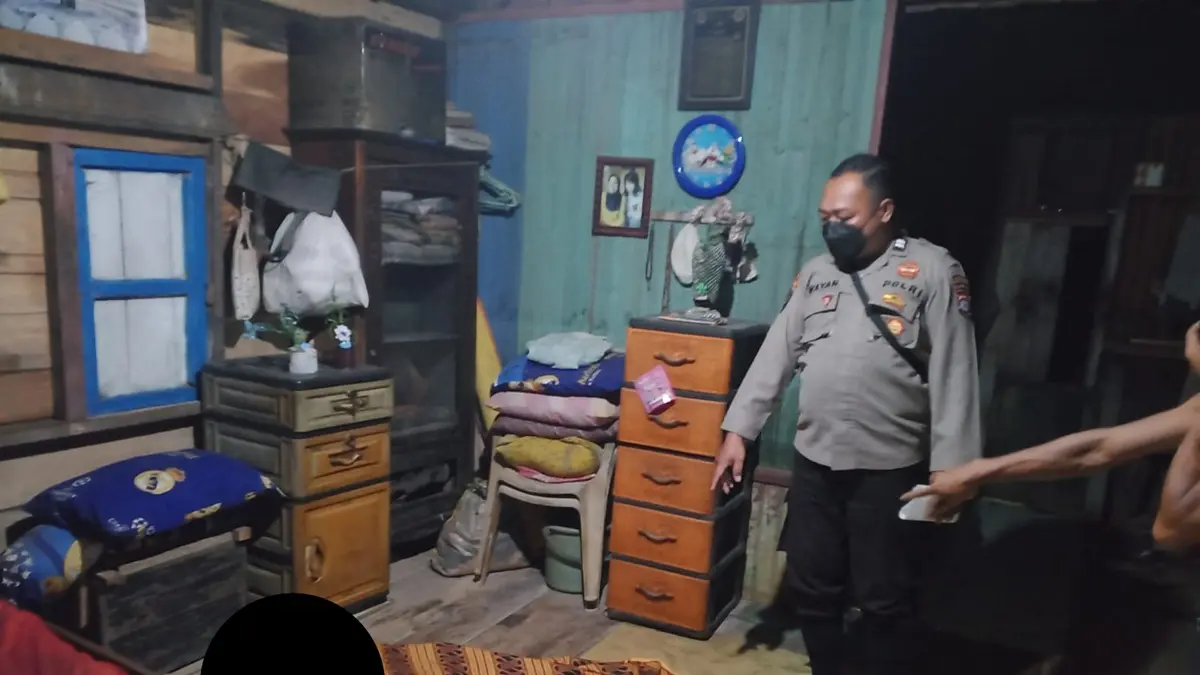 PENEMUAN MAYAT: Petugas Polsek Kota Besi saat olah TKP di lokasi penemuan mayat di Desa Hanjalipan, Kecamatan Kota Besi, Kotim, Senin (4/5) malam. KAPOLSEK/RADAR SAMPIT