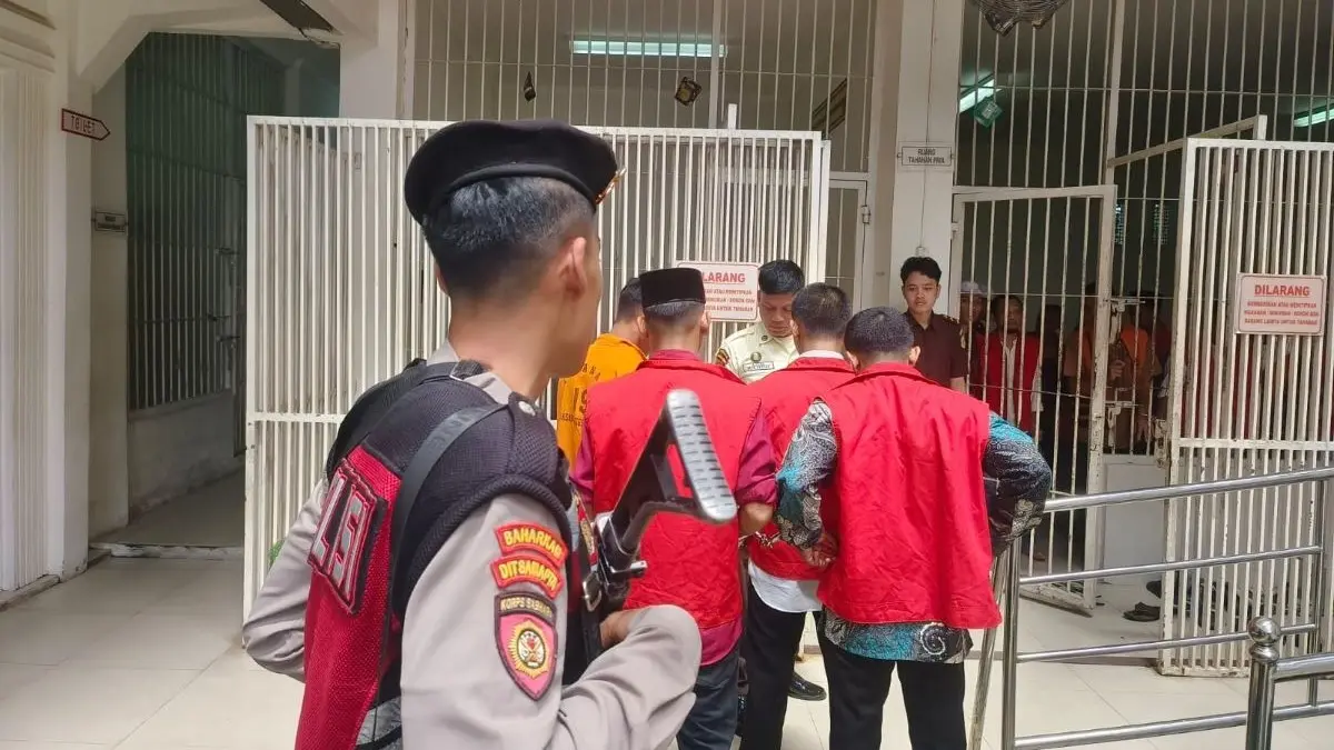 PENGAMANAN : Personel Polres Kotim saat mengawal puluhan tahanan ke Pengadilan Negeri (PN) Sampit, baru-baru tadi. FOTO: POLRES KOTIM /RADAR SAMPIT