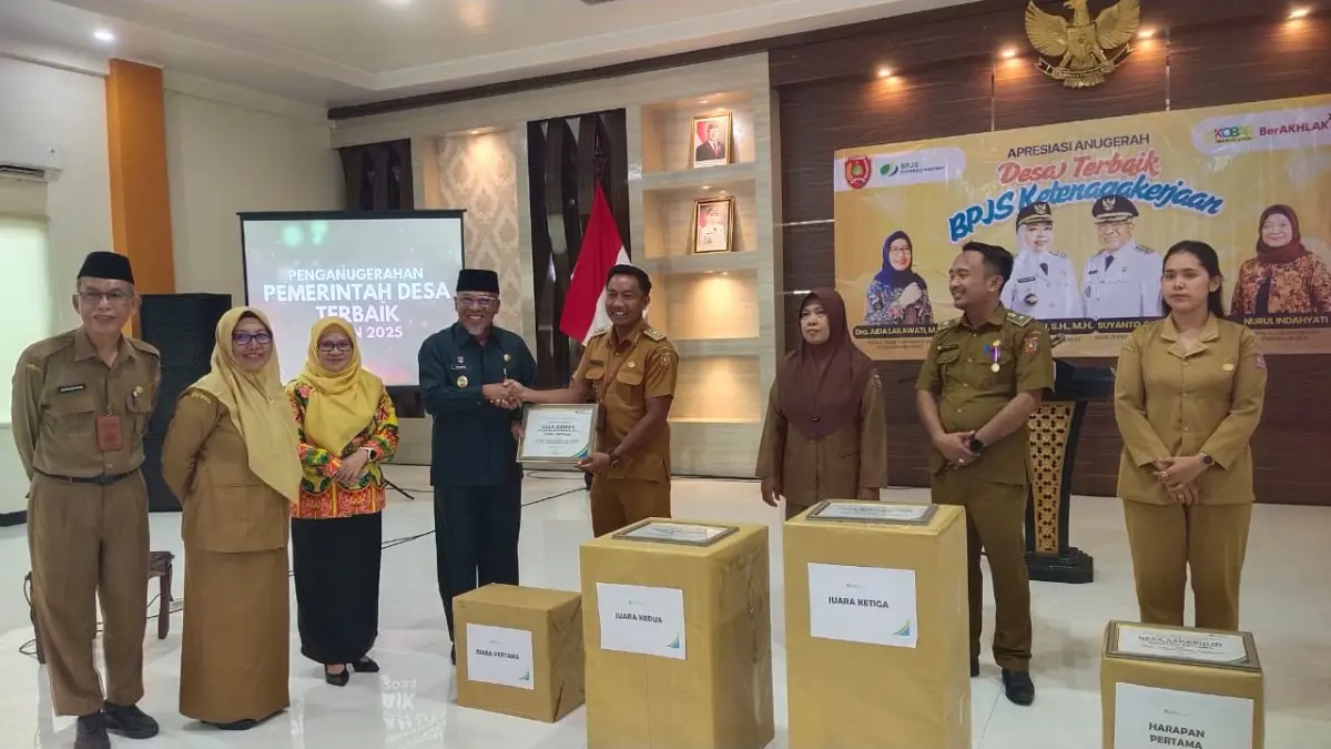Penyerahan apresiasi dan penghargaan sebagai desa terbaik dalam kepesertaan BPJS ketenagakerjaan pada Selasa 5 Mei 2026 di aula Kyai Gede Kantor Bupati