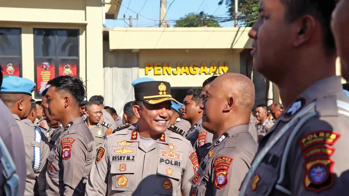 RAZIA : Kapolres Kotim AKBP Resky Maulana Zulkarnain memeriksa kedisiplinan anggota di Mapolres Kotim, Senin (4/5/2026). FOTO: POLRES KOTIM/RADAR SAMPIT