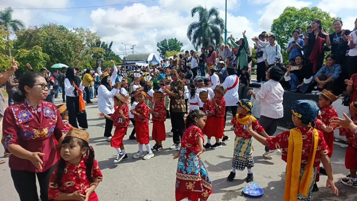 Ribuan anak usia dini menampilkan pertunjukan kolosal tari baigal mengelilingi Bundaran Rusa Nanga Bulik,&nbsp; Senin (4/5) pagi. (ria/radar sampit)&nbsp;