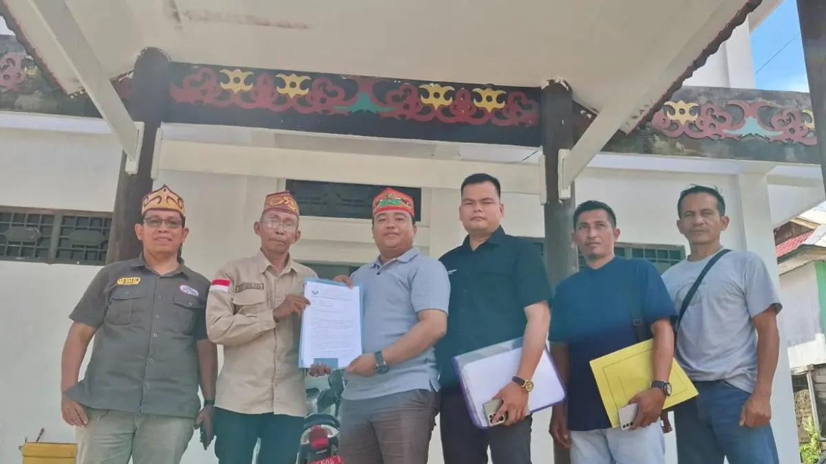 Sapriyadi dan warga saat menyerahkan pengaduan resmi di DAD Kotim (5/5/2026) (rado/radar sampit)