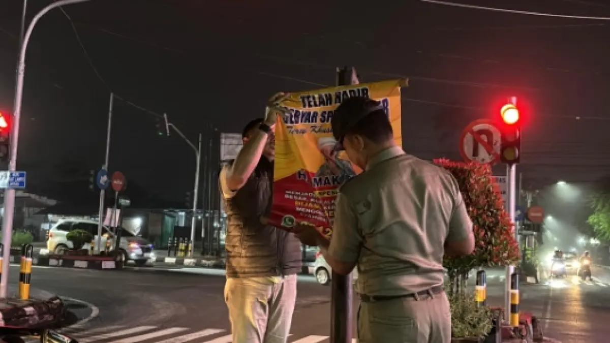 Satpol PP Kotawaringin Barat menertibkan puluhan banner ilegal di sejumlah ruas jalan dalam kota Pangkalan Bun, Kabupaten Kotawaringin Barat, Senin (4/5).&nbsp; (satpol pp kobar/radar sampit)