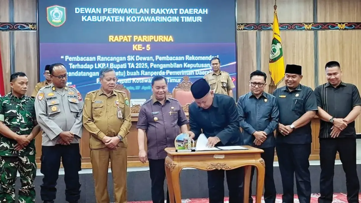 
SERAHKAN PSU: Pengesahan Raperda Penyerahan PSU oleh Wakil Ketua DPRD Kotim, Rudianur disaksikan Bupati Kotim Halikinnor dalam Rapat Paripurna, pekan lalu. FOTO: RADO/RADAR SAMPIT
