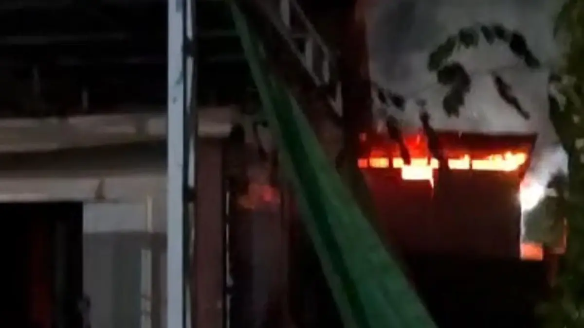 Tangkapan layar video suasana saat bagian belakang salah satu rumah di Jalan Metro TV, Kelurahan Mentawa Baru Hilir, Kecamatan Mentawa Baru Ketapang, Senin malam (4/5/2026) terbakar.&nbsp;