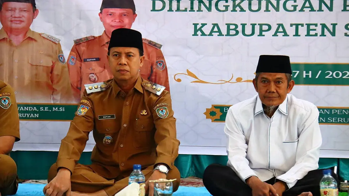 Wakil Bupati Seruyan Supian, duduk bersama penceramah H Abdurrahman dalam kegiatan pembinaan spiritual ASN di Kuala Pembuang, Senin (4/5).(rifani/radarsampit)
