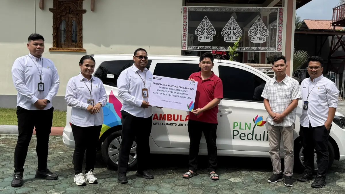 Penyerahan bantuan ambulans kepada Yayasan Barito Lentera Nusantara dan Yayasan Tropical Forest and Land Conservation (TFLC) yang diterima Ketua Yayasan Barito Lentera Nusantara, Beni Parulian Siregar (baju merah) oleh Manager PLN UP3 Palangka Raya, Bagus Cahyadi. 