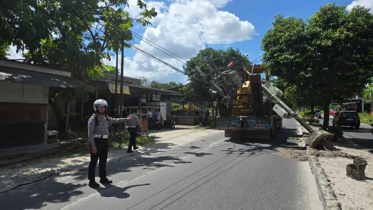 Akibat jaringan kabel PLN tersangkut longbed bermuatan alat berat, tiang listrik di Jalan Bhayangkara, Desa Pasir Panjang, tumbang, Rabu 6 Mei 2026. (ist)