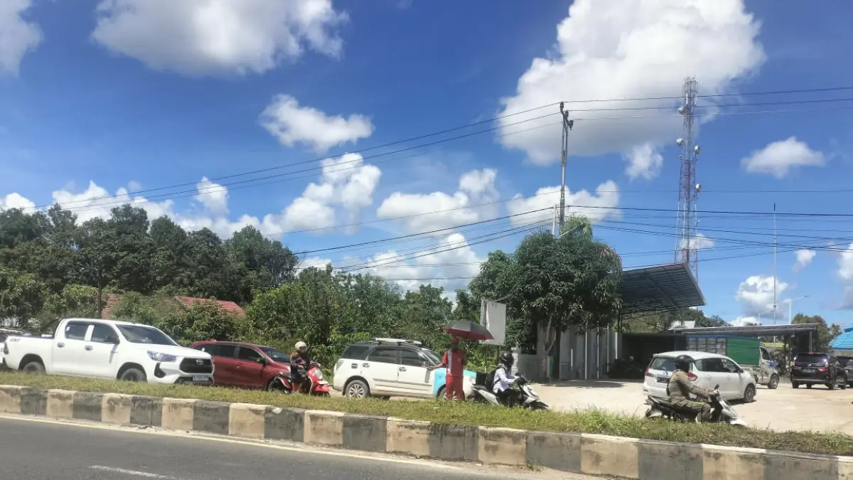 Antrean BBM di SPBU Kasongan diduga didominasi pelangsir, kini berkurang dan lebih tertib setelah Bupati Katingan menerbitkan surat edaran pembatasan. (Yuswanto RS)